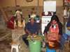 Familia apoyando a la devota Cinthia Marcelo en la preparación de la comida para los asistentes
